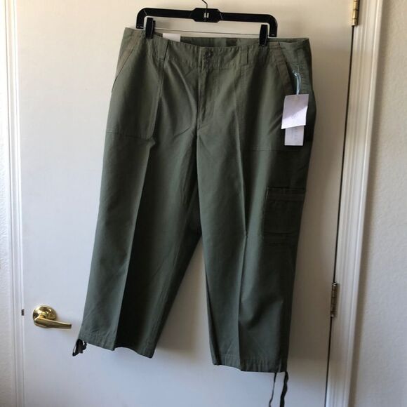 Liz wear by Liz Claiborne Cargo Capri NWT Olive - Picture 1 of 5